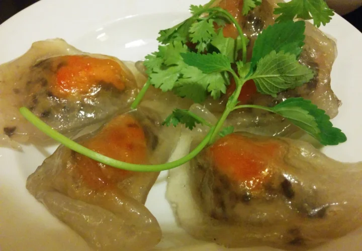 Bánh bột lọc trong với nhân tôm