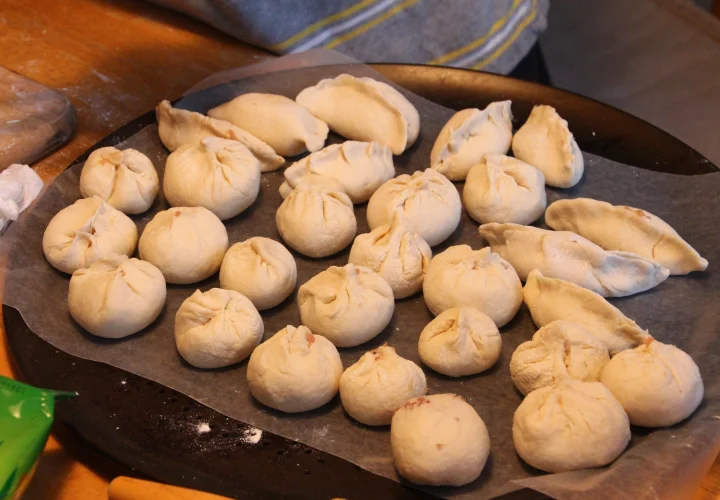Những chiếc bánh bao đã tạo hình trước khi hấp