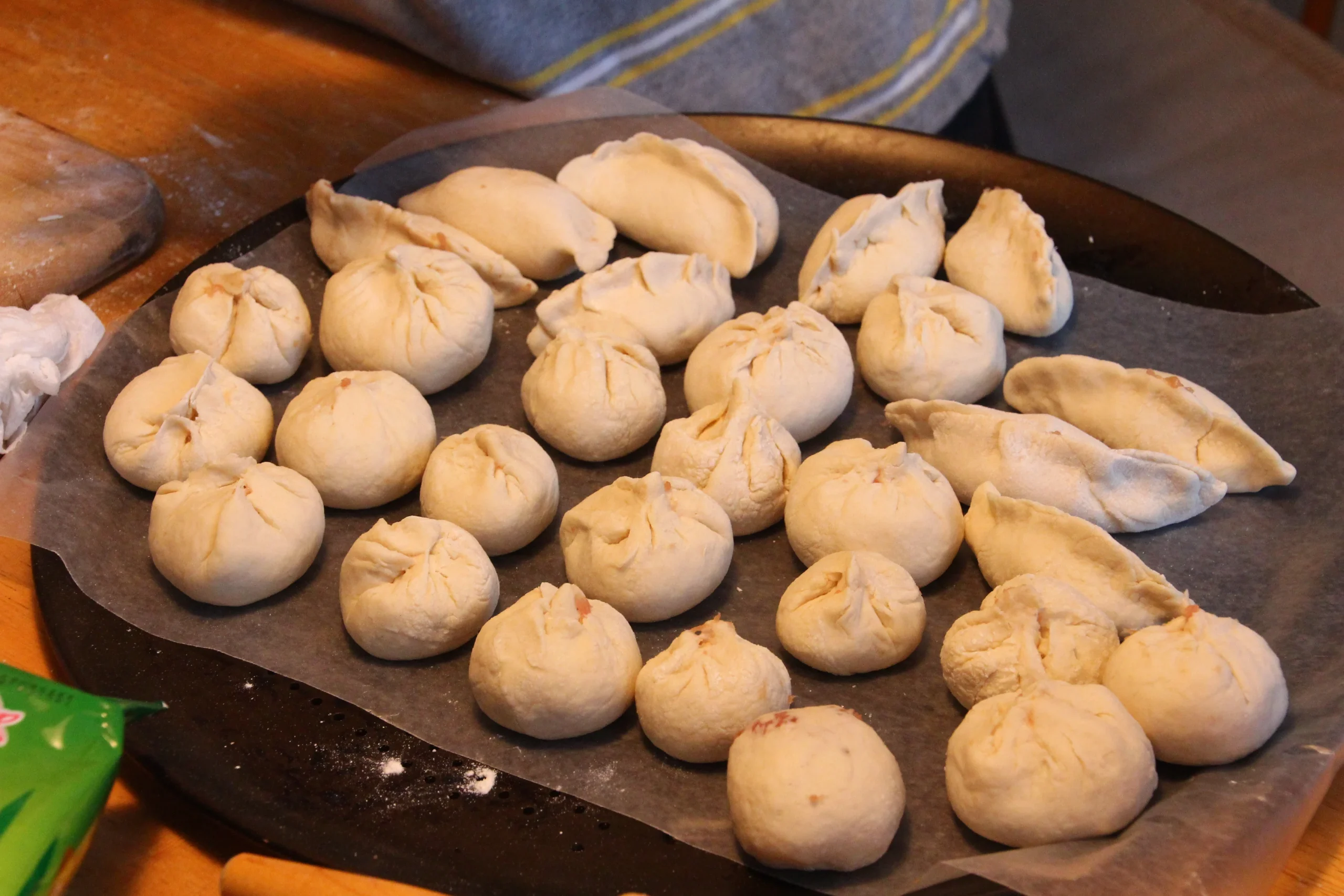 Những chiếc bánh bao đã tạo hình trước khi hấp
