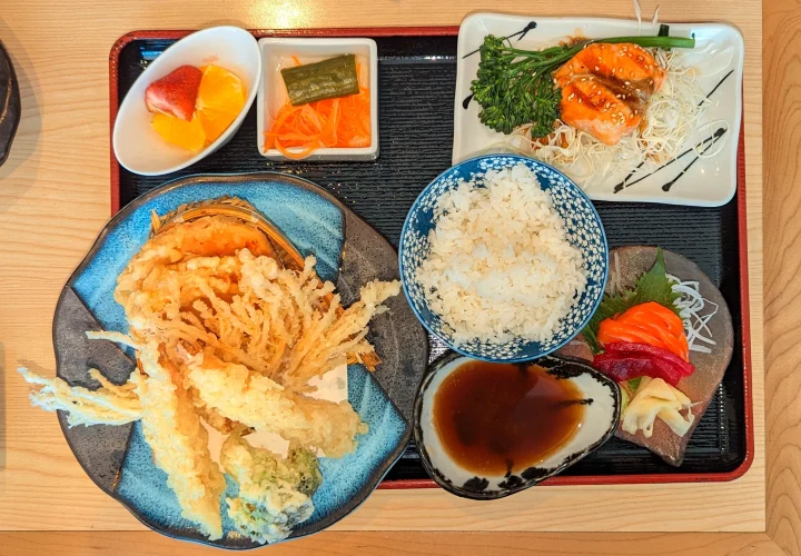 Tempura tôm và rau củ chiên vàng