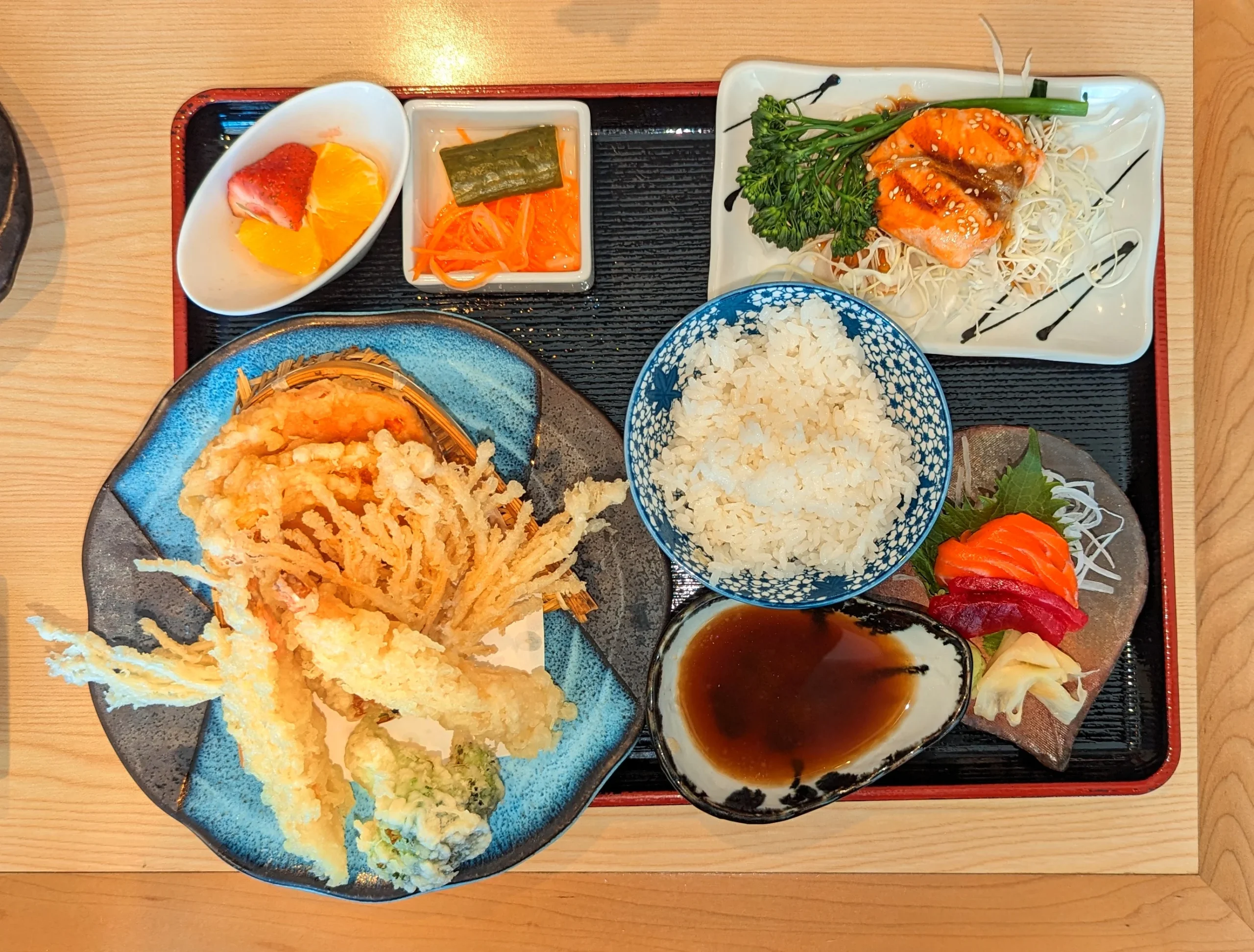 Tempura tôm và rau củ chiên vàng